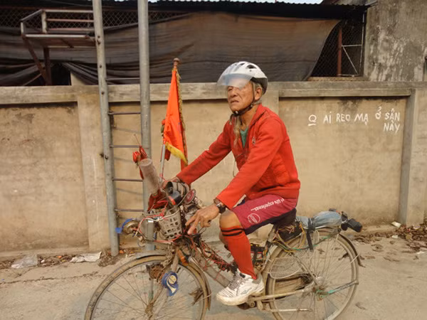 Chiếc xe đạp đặc chủng của cụ ông không bao giờ cắt tóc ảnh 2