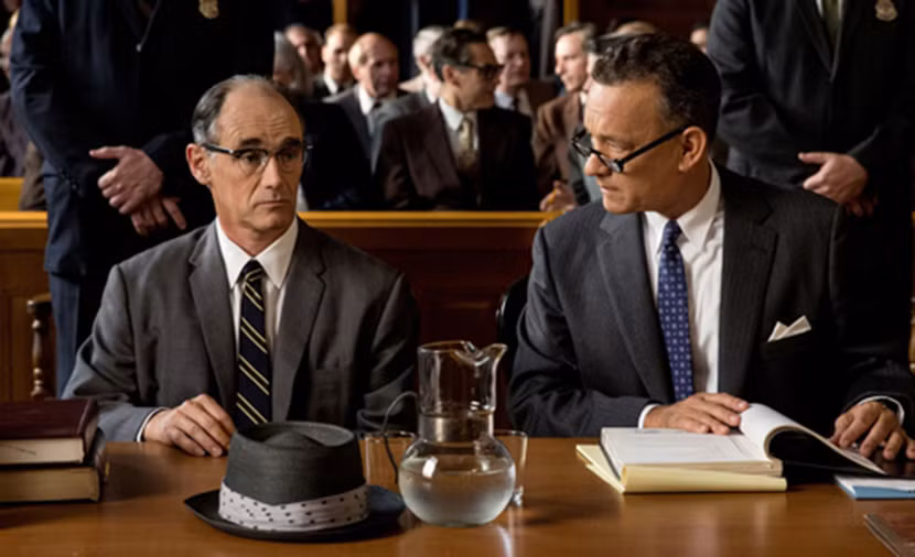 Viên luật sư do Tom Hanks (phải) thủ vai trong phim "Bridge of Spies"