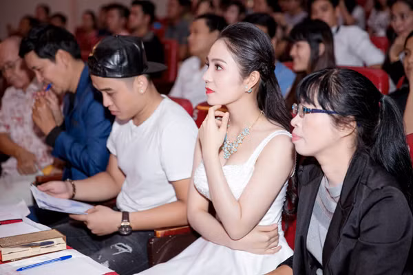 Nữ hoàng Du lịch Dương Kim Ánh khoe nhan sắc hút hồn trên "ghế nóng" ảnh 7