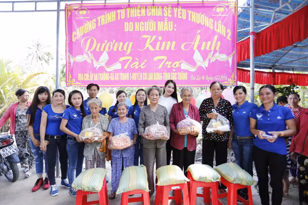 Hoa hậu Dương Kim Ánh giản dị đi từ thiện ở Sóc Trăng ảnh 1