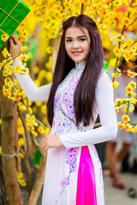 Á hậu Sơn Thị Dura thả dáng kiêu sa giữa phố xuân ảnh 2