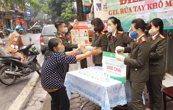 Trao 1.000 chai nước rửa tay đến người dân giữa 'mùa dịch' Covid-19 ảnh 5