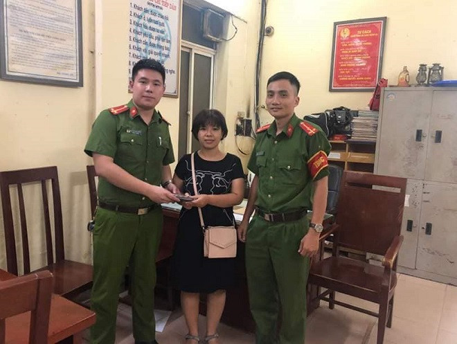 Học sinh lớp 5 nhặt được ví tiền, nhanh trí nhờ các chú Công an tìm trả người đánh rơi ảnh 1