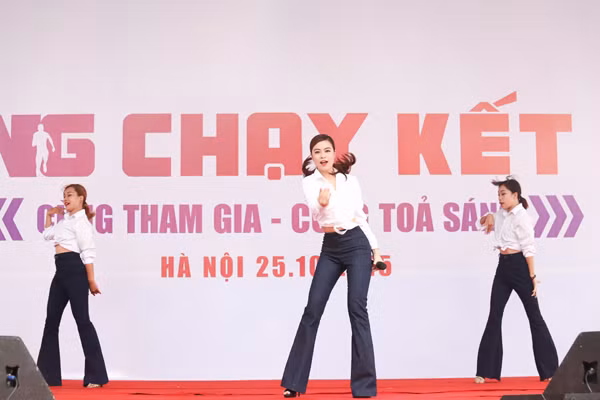 Hoàng Thuỳ Linh biểu diễn cực sung khiến khán giả đứng ngồi không yên ảnh 3