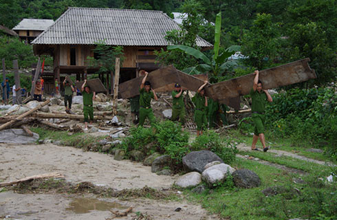 Đi theo mệnh lệnh của trái tim đến với đồng bào vùng tâm lũ ảnh 2