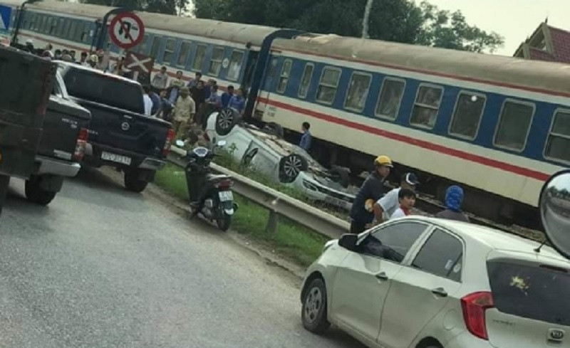 Tàu hỏa tông lật xe con, nữ tài xế tử vong tại chỗ ảnh 1 Tàu hỏa tông lật xe con, nữ tài xế tử vong tại chỗ ảnh 1