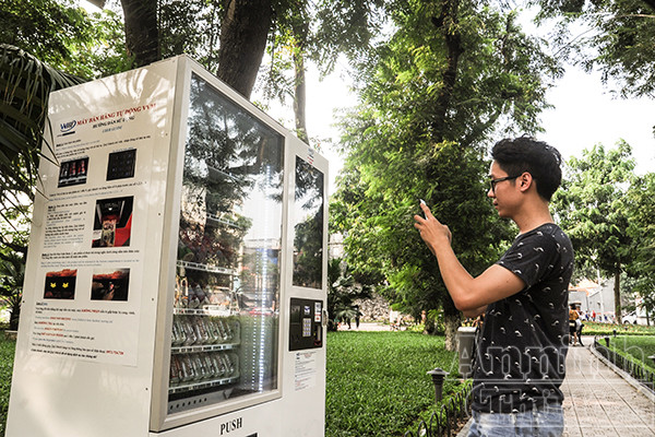Cận cảnh máy bán nước tự động tiện dụng bên hồ Gươm ảnh 7 Cận cảnh máy bán nước tự động tiện dụng bên hồ Gươm ảnh 7