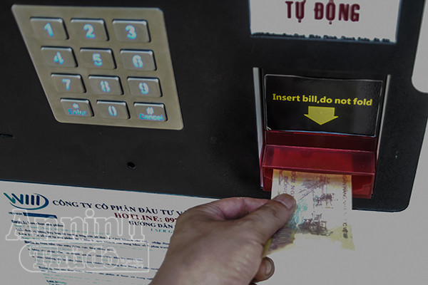 Cận cảnh máy bán nước tự động tiện dụng bên hồ Gươm ảnh 3 Cận cảnh máy bán nước tự động tiện dụng bên hồ Gươm ảnh 3