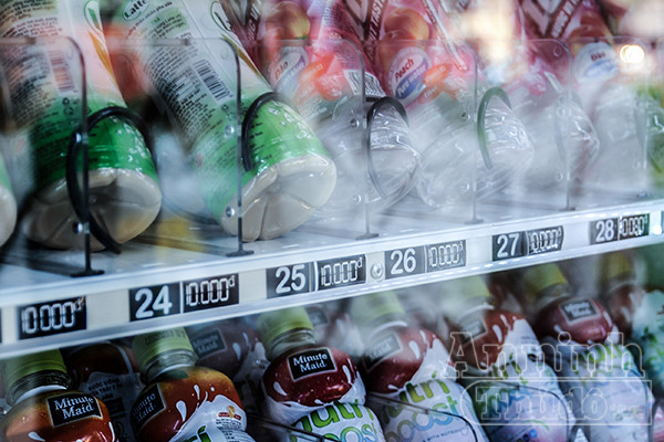 Cận cảnh máy bán nước tự động tiện dụng bên hồ Gươm ảnh 2 Cận cảnh máy bán nước tự động tiện dụng bên hồ Gươm ảnh 2