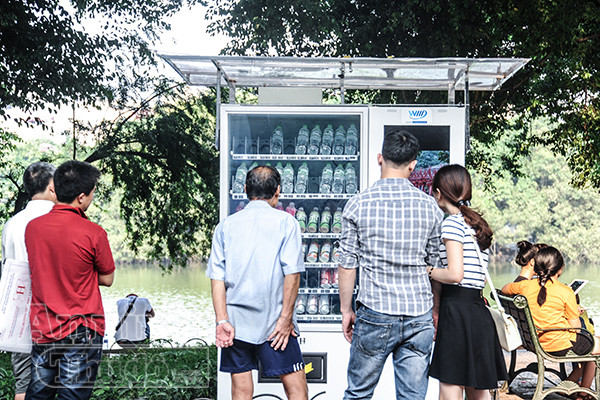 Cận cảnh máy bán nước tự động tiện dụng bên hồ Gươm ảnh 4 Cận cảnh máy bán nước tự động tiện dụng bên hồ Gươm ảnh 4