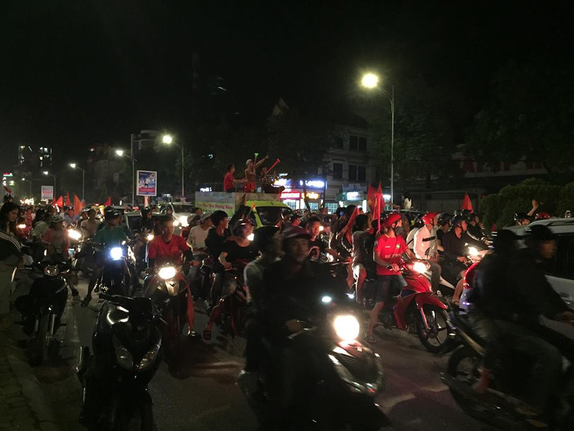 Việt Nam chiến thắng, người dân TP. Vinh đi "bão" ăn mừng ảnh 3