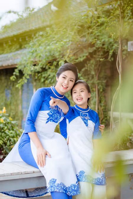 Hoa hậu Ngọc Hân diện áo dài đôi cùng "con gái nuôi" ảnh 2