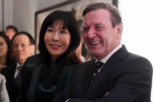 Cựu Thủ tướng Đức Gerhard Schroder bị kiện đòi bồi thường 1 triệu USD vì có quan hệ ngoài hôn nhân ảnh 1