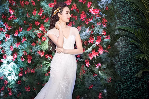 Hoa hậu Ngọc Diễm quyến rũ với style công chúa làm MC ảnh 6