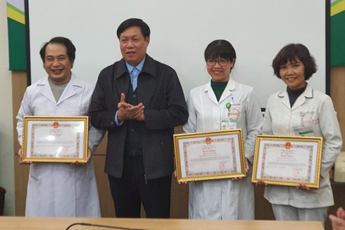 Chuyện bác sĩ "cắm chốt" bệnh viện 21 ngày chưa về nhà để "trực chiến" với virus Covid-19 ảnh 1