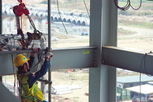 Người thợ lắp máy giữa lưng chừng trời ảnh 1