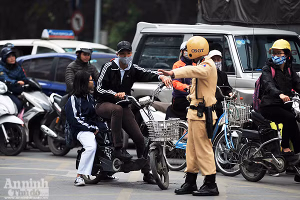 Học sinh, người lớn vô tư không đội mũ bảo hiểm ra đường ảnh 6