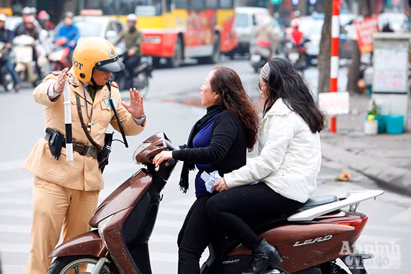 Học sinh, người lớn vô tư không đội mũ bảo hiểm ra đường ảnh 11
