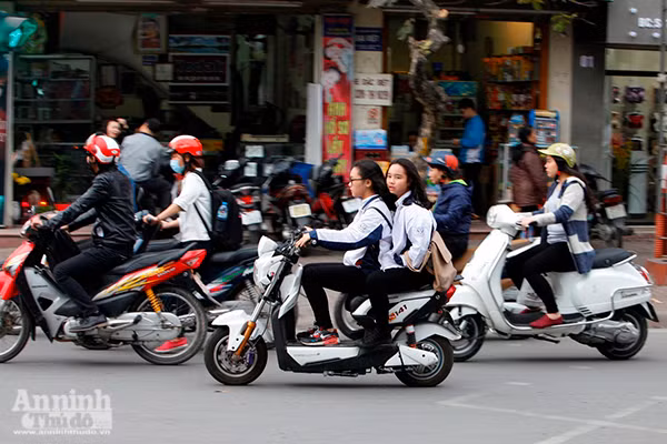 Học sinh, người lớn vô tư không đội mũ bảo hiểm ra đường ảnh 5