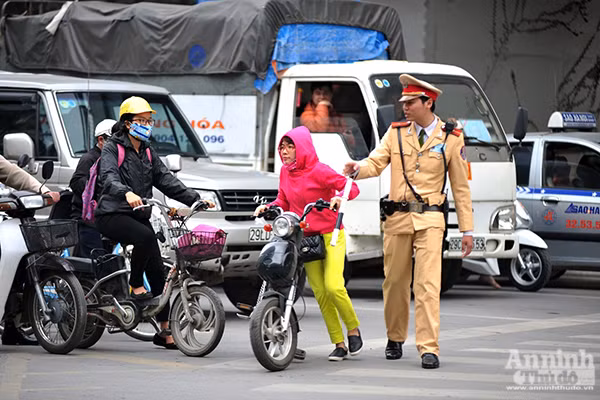 Học sinh, người lớn vô tư không đội mũ bảo hiểm ra đường ảnh 10