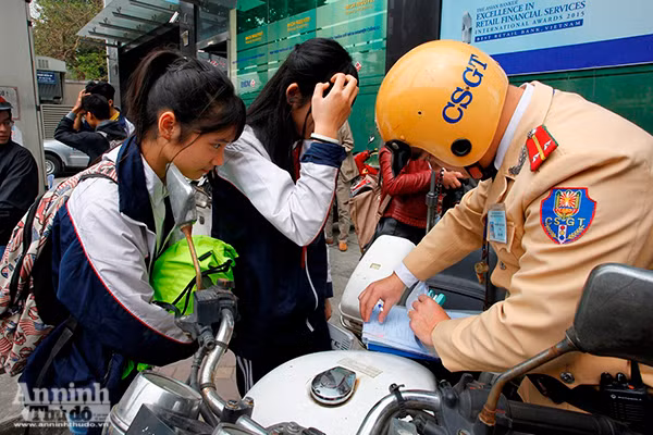 Học sinh, người lớn vô tư không đội mũ bảo hiểm ra đường ảnh 9