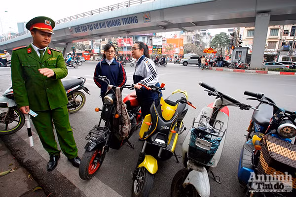 Học sinh, người lớn vô tư không đội mũ bảo hiểm ra đường ảnh 8