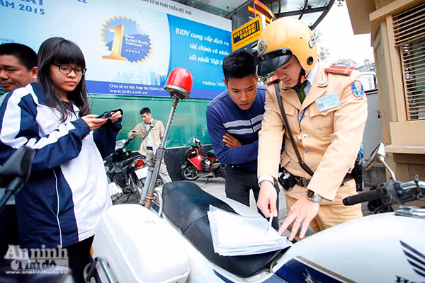 Học sinh, người lớn vô tư không đội mũ bảo hiểm ra đường ảnh 13