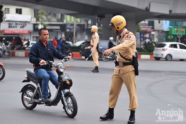 Học sinh, người lớn vô tư không đội mũ bảo hiểm ra đường ảnh 1