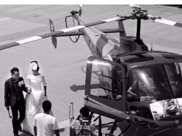 Kết hôn trên trực thăng ảnh 1