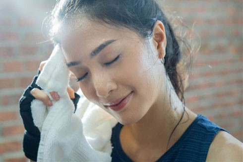 Lý giải nguyên nhân đổ mồ hôi nhiều sau tuổi 40 ảnh 1