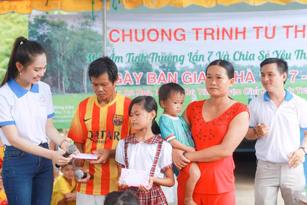 Nữ hoàng Du lịch Dương Kim Ánh giản dị đi từ thiện ảnh 5