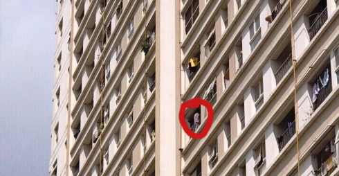 Kịp thời ngăn chặn người đàn bà định nhảy từ tầng 9 xuống đất ảnh 1