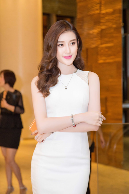 Huyền My diện váy trắng tinh khôi khoe vóc dáng gợi cảm ảnh 6