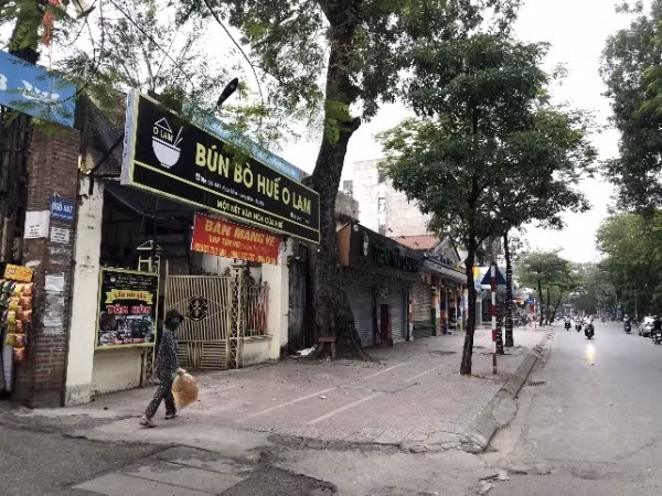 ‘Diện mạo’ hàng quán ở Hà Nội sáng 28-3, sau chủ trương tạm đóng cửa phòng chống dịch Covid-19 ảnh 6
