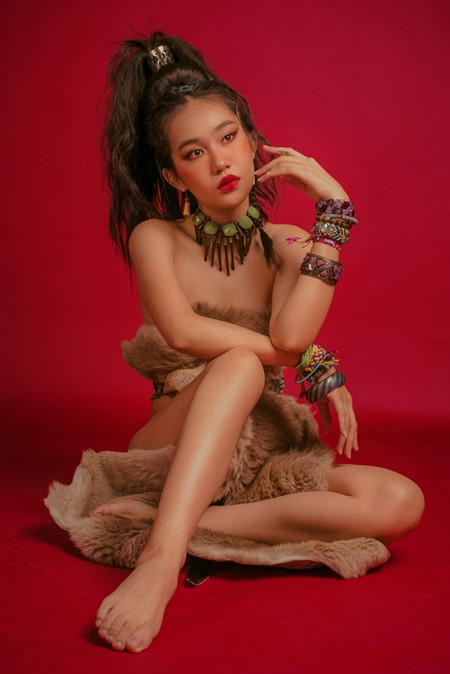 Mặc dù không có nhiều kinh nghiệm, sự trải nghiệm như các bậc tiền bối trong nghề, nhưng Song Ngư luôn tận dụng sức trẻ của bản thân để không ngừng thể hiện, biến hoá những việc mà người khác cho rằng nữ diễn viên không thể làm được.