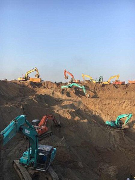 Huy động 80 máy xúc cứu cậu bé Trung Quốc 6 tuổi rơi xuống giếng ảnh 3 Huy động 80 máy xúc cứu cậu bé Trung Quốc 6 tuổi rơi xuống giếng ảnh 3