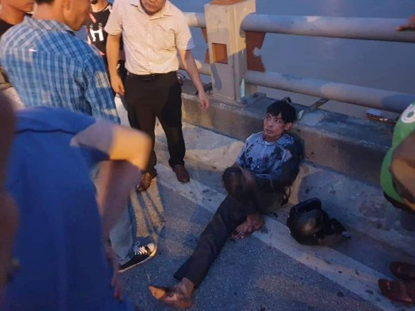 Truy tìm lái xe container hất văng nam thanh niên xuống sông Hồng ảnh 1