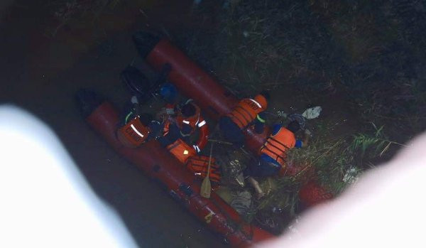 Truy tìm lái xe container hất văng nam thanh niên xuống sông Hồng ảnh 2