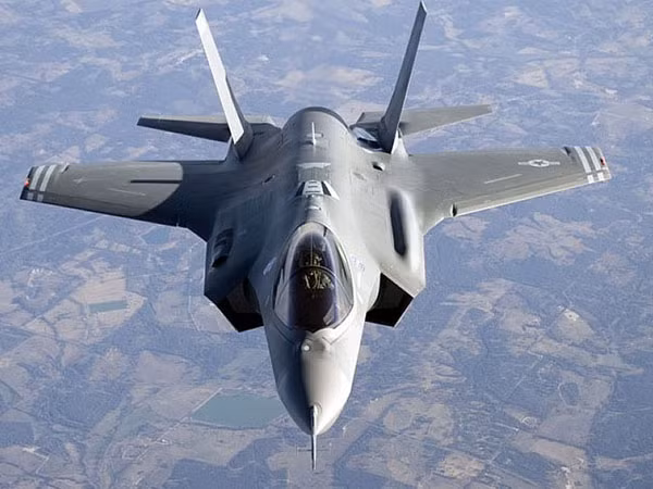 F-35 của Mỹ chỉ đáng "xách dép" cho Su-27 và MiG-29 của Nga? ảnh 1