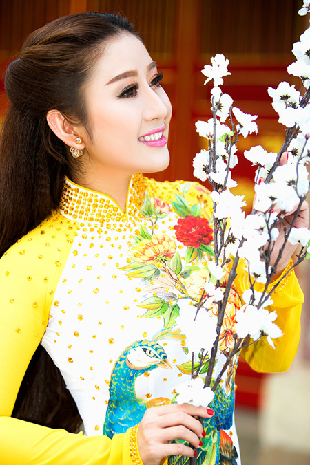 MC Kim Trang rạng ngời lên chùa cầu… duyên ảnh 5