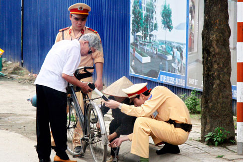 CSGT không đơn thuần chỉ biết phân luồng, điều khiển giao thông ảnh 6 CSGT không đơn thuần chỉ biết phân luồng, điều khiển giao thông ảnh 6