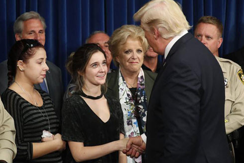 Tổng thống Mỹ Donald Trump gặp những người may mắn sống sót sau vụ xả súng ảnh 1