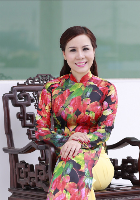 Nữ hoàng Kim Chi đẹp lạ với áo dài họa tiết lá thu ảnh 2 Nữ hoàng Kim Chi đẹp lạ với áo dài họa tiết lá thu ảnh 2