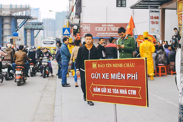 Tiệm vàng lớn xếp hàng dài, tiệm vàng nhỏ ế chỏng chơ ảnh 8