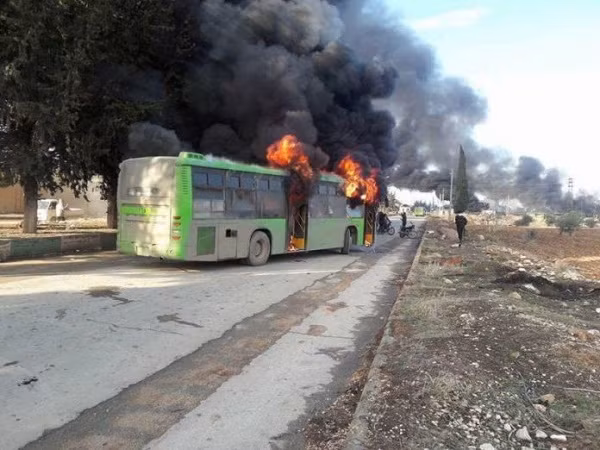 Syria: Đoàn xe sơ tán dân Aleppo đến Idlib bị phiến quân tấn công ảnh 1