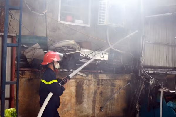 Cháy lớn, gara ô tô bị thiêu rụi ảnh 6