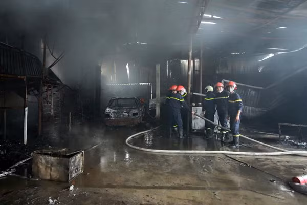 Cháy lớn, gara ô tô bị thiêu rụi ảnh 4