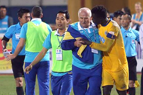 Án phạt nguội chờ HLV Petrovic ảnh 1