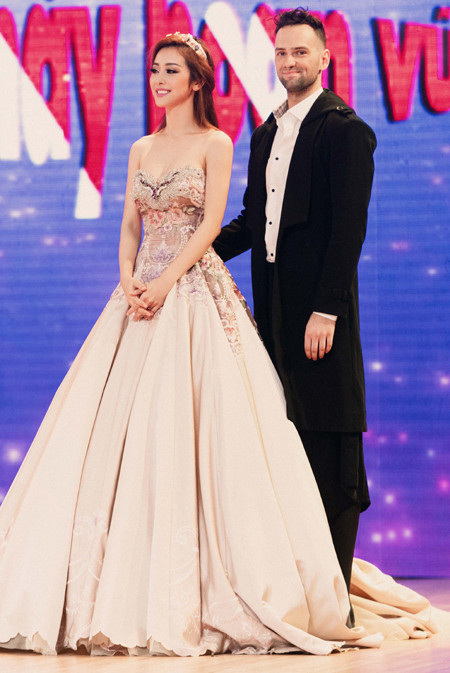 Jennifer Phạm "ghi điểm" bằng những cú lắc hông gợi cảm ảnh 2