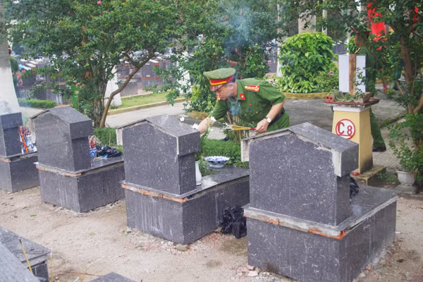 CAQ Bắc Từ Liêm: Dâng hương tại nghĩa trang liệt sỹ Hà Nội ảnh 2